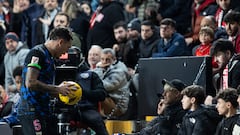 Fea escena en España: ¡un hincha humilló a un jugador con este escandaloso toqueteo!