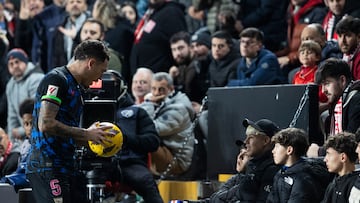 Lucas Ocampos se dirige al aficionado que le tocó el culo en el Rayo-Sevilla.