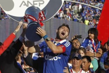 José Rojas levanta la 17a copa de Universidad de Chile, tras vencer 1-0 a La Calera.