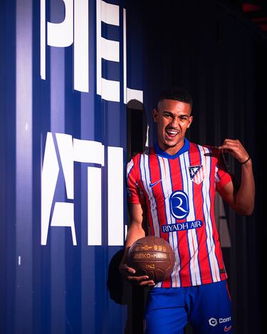 La nueva equipación del Atlético de Madrid rinde homenaje a la memorable campaña 1995/96, la de la conquista del mítico Doblete con la consecución del campeonato liguero y de la Copa del Rey.