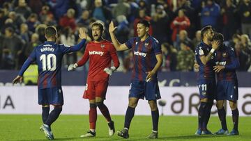 22/11/19 PARTIDO PRIMERA DIVISION
LEVANTE UD - RCD MALLORCA
FIN DE PARTIDO SALUDO ALEGRIA
ENIS BARDHI AITOR FERNANDEZ OSCAR DUARTE