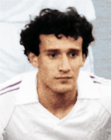 El centrocampista madrileño jugó con el Real Madrid en la temporada 1984-85. Militó en las filas del Leganés desde 1985 hasta 1987. 