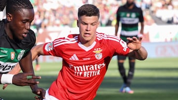 OEIRAS (Portugal), 25/05/2025.- Benfica's Samuel Dahl Andreas (R)and Sporting's Geovany Quenda in action during the Portuguese Cup Final match between Benfica and Sporting at the Jamor National Stadium in Oeiras, on the outskirts of Lisbon, Portugal, 25 May 2025. (Lisboa) EFE/EPA/MIGUEL A. LOPES