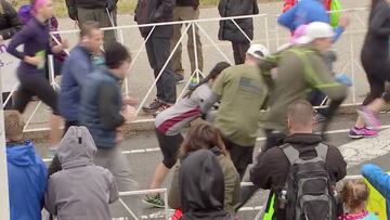 ¿Heróico o temerario?: cae y la llevan en brazos a la meta