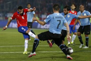 El lateral derecho ha disputado solo dos torneos, pero su actuación fue brillante en el título del año pasado. Quedó para siempre el recuerdo de su agónico gol contra Uruguay en cuartos de final.