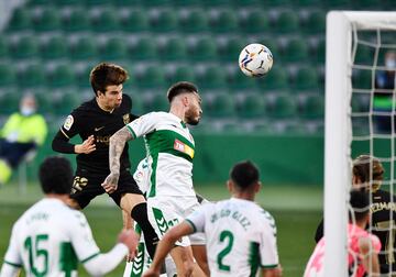 El jugador del Barcelona, Riqui Puig, marca el 0-2 para los culés. 