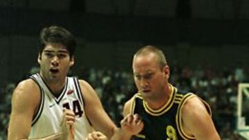 Chris Welp (derecha), durante un partido con el Alba Berlín en septiembre de 1997 ante el Bolonia.