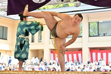 Los mejores luchadores de sumo participan en el 'Honozumo', una exhibición anual ante miles de espectadores en el Santuario Yasukuni.