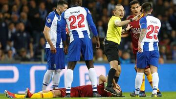 El bosnio del Roma, Edin Deko, en el suelo tras encararse con Pepe, del Oporto.