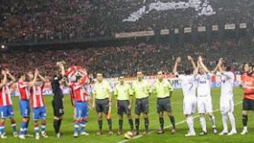 <b>UN PACTO TEMPORAL. </b>Los jugadores de Atlético y Real saludan a la afición atlética antes de un derby. Los rojiblancos necesitan una ayuda madridista este domingo para distanciar al Racing, uno de los perseguidores del conjunto rojiblanco en la lucha por la Champions.