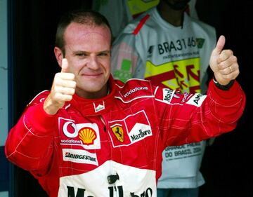 Rubens Gonçalves Barrichello (São Paulo, Brasil; 23 de mayo de 1972) es el segundo piloto de la historia que más veces ha tomado la salida en una carrera de F1: 323. Fiel escudero de Michael Schumacher en Ferrari logra ocho victorias de rojo, la última en China 2004. Con los títulos ya decididos se aprovechó de un error del alemán en la clasificación que le relegó al fondo del pelotón en la carrera para dominar a placer. No vuelve a subir al escalón más alto del podio hasta el GP de Europa 2009 en Valencia, ya en Brawn GP, 84 carreras y cuatro años 10 meses y 28 días después. 