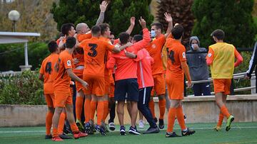 Los naranjas celebraron por todo lo alto su victoria ante el filial mallorquinista