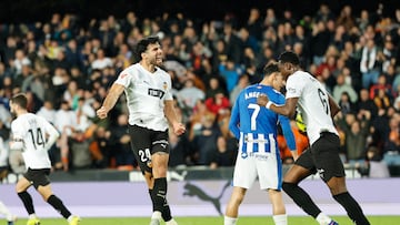 VALENCIA, 08/03/2026.- El defensa suizo del Valencia Eray Cömert (2i) celebra su gol, segundo del equipo ché, durante el partido de la jornada 27 de LaLiga entre el Valencia CF y el Deportivo Alavés, este domingo en el estadio de Mestalla. EFE/ Ana Escobar