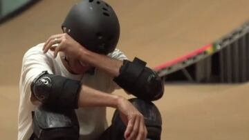 El popular skater Tony Hawk sentado en el Vert que tiene en California (Estados Unidos), con todas las protecciones (rodilleras, coderas y casco) puestas, tapándose la cara mientras llora tras planchar su último Ollie 540.