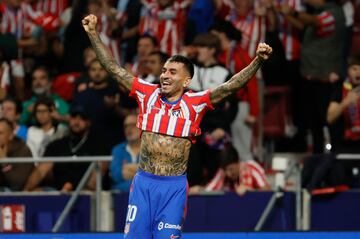 MADRID, 29/09/2024.- El delantero del Atlético Ángel Correa celebra tras marcar ante el Real Madrid, durante el partido de la LaLiga EA Sports que Atlético de Madrid y Real Madrid disputan este domingo en el estadio Civitas Metropolitano. EFE/Ballesteros
