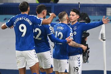 James Rodríguez abrió el marcador en el empate 1-1 entre Everton y Leicester con un remate de media distancia con su pierna derecha.