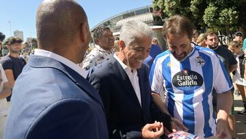 A CORUÑA (GALICIA), 05/08/2023.- Ofrenda floral de Mauro Silva (c), Bebeto (i) Y Donato Arsenio Iglesias con motivo de los actos del Trofeo Teresa Herrera. En la imagen firmando autógrafos a un aficionado. EFE/ Moncho Fuentes
