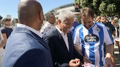 A CORUÑA (GALICIA), 05/08/2023.- Ofrenda floral de Mauro Silva (c), Bebeto (i) Y Donato Arsenio Iglesias con motivo de los actos del Trofeo Teresa Herrera. En la imagen firmando autógrafos a un aficionado. EFE/ Moncho Fuentes
