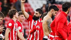 BILBAO, 16/01/2023.- Los jugadores del Athletic celebran su victoria frente al Alavés tras el encuentro correspondiente a los octavos de final de la Copa del Rey que han disputado hoy martes en el estadio de San Mamés, en Bilbao. EFE/ Miguel Toña.
