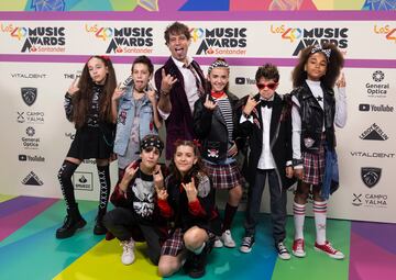 Parte del elenco de School of Rock a su llegada al photocall de LOS40 Music Awards Santander.