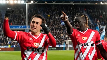 VITORIA, 29/03/2025.- El centrocampista del Rayo Vallecano Pedro Díaz (i), celebra su gol contra el Alavés, durante el partido de la jornada 29 de LaLiga que Deportivo Alavés y Rayo Vallecano disputan este sábado en Mendizorroza. EFE/Adrián Ruiz Hierro