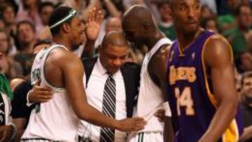 Doc Rivers, rodeado por Pierce y Garnett, con Kobe Bryant pasando por delante de &eacute;l.