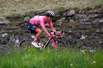 El ruso Ilnur Zakarin se quedó con la victoria. Miguel Ángel López tuvo problemas mecánicos y perdió tiempo con los favoritos. Jan Polanc sigue con la 'Maglia Rosa' 