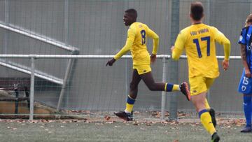 Cedric celebra el segundo de sus goles en el triunfo del Alcorcón B frente al Parla (3-0) en el Anexo de Santo Domingo.