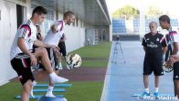 James se entrenó por primera vez junto a Benzema y Varane