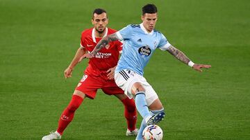 Santi Mina controla el bal&oacute;n delante de Joan Jord&aacute;n durante el partido entre el Celta y el Sevilla en Bala&iacute;dos.