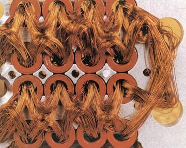 Así fue la primera memoria informática del mundo: la NASA la cosió a mano y tenía el nombre de ‘rope memory’