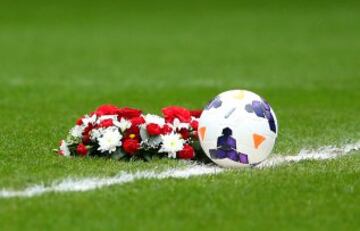 Una ofrenda floral colocada sobre el terreno de juego para conmemorar el 25 aniversario del desastre de Hillsborough antes del partido de la Premier League entre Sunderland y Everton en el Estadio de la Luz.