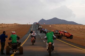 Los pilotos se van después de que la etapa 3 del rally Dakar 2023 fuera cancelada debido a la degradación de las condiciones climáticas.
