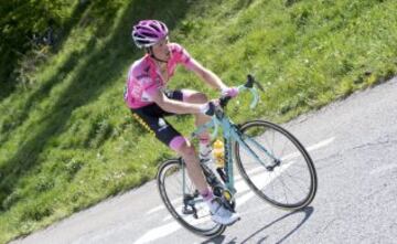 Kruijswijk se cayó en la bajada del Agnello y perdió la maglia rosa. 