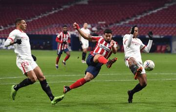 Luis Suárez entre Diego Carlos y Jules Kounde.