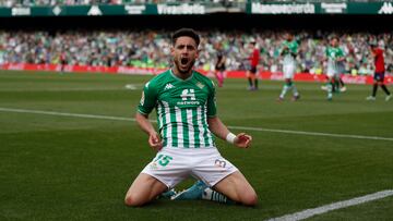 Álex Moreno, jugador del Real Betis, celebra un gol ante CA Osasuna en LaLiga Santander.