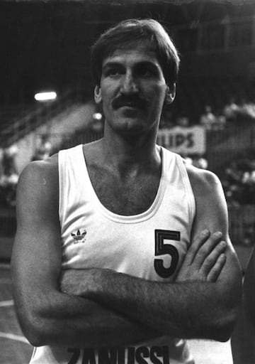Conocido como &Praja*, era un alero sublime, con un tiro y una capacidad de encadenar partidos por encima de los 30 puntos fuera de serie. Un anotador compulsivo, uno de los grandes de finales de los 70 y principios de los 80, aunque aguantara en activ車 hasta 1991 con casi 40 a?os. Promedi車 m芍s de 33 puntos en sus siete temporadas en Italia, a donde lleg車 tras jugar una en el Madrid (1982-83). De blanco hizo pareja extranjera con Delibasic, pero solo pod赤a jugar en la Copa de Europa, no en la Liga, una situaci車n dif赤cil de sostener. Contribuy車 a la gloria del baloncesto yugoslavo con 12 medallas, entre ellas tres oros europeos, uno mundial (1978, elegido mejor jugador) y otro ol赤mpico (1980). Mejor deportistas de Yugoslavia y tres veces reconocido como el mejor de Europa. En 1976 estuvo entren芍ndose con los Celtics y convenci車 de verdad, tuvo una oferta en firme y# decidi車 volverse. No hablaba ingl谷s, ten赤a un hijo reci谷n nacido y no quer赤a despedirse de su selecci車n.