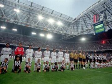 20/05/1998 La Séptima se ganó en el Amsterdam Arena frente a la Juventus. En la imágen el Real Madrid y la Juventus de Turín posando antes del comienzo del encuentro.