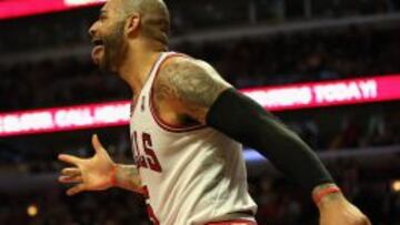 Carlos Boozer, de los Chicago Bulls, celebra un triple frente a los Cleveland Cavaliers en el United Center de Chicago.