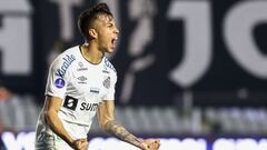 AMDEP7246. SANTOS (BRASIL), 15/07/2021.- Kaio Jorge de Santos celebra hoy tras anotar contra Independiente, durante un partido por los octavos de final de la Copa Sudamericana en el estadio Vila Belmiro, en Santos (Brasil). EFE/ Carla Carniel /POOL