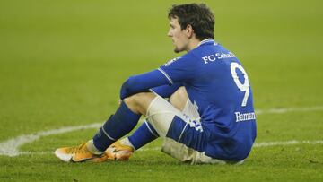 Schalke&#039;s Belgian forward Benito Raman sits on the pitch after the German first division Bundesliga football match FC Schalke 04 v Bayer Leverkusen in Gelsenkirchen, western Germany on December 6, 2020. (Photo by LEON KUEGELER / POOL / AFP)