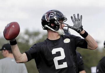 Matt Ryan, quarterback de los Atlanta Falcons lanza un pase durante un entrenamiento previo a la Super Bowl LI.