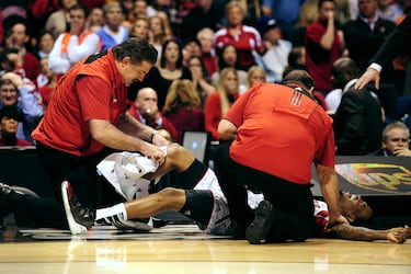 Aunque no se trate de la NBA, incluimos este caso en este fotorrelato por la gravedad de la lesión y su impacto en la carrera profesional de Ware. Durante un partido de la NCAA de la Universidad de Louisville ante Duke, Kevin Ware sufrió una fractura abierta de tibia y peroné. La imagen fue tan impactante que todos los asistentes quedaron en shock y dio la vuelta al mundo. Se recuperó y pudo jugar de manera profesional, pero no fue elegido en el draft de la NBA. 