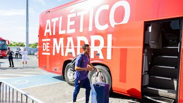 Koke se mete en el bus del Atlético que llevó al equipo al aeropuerto.