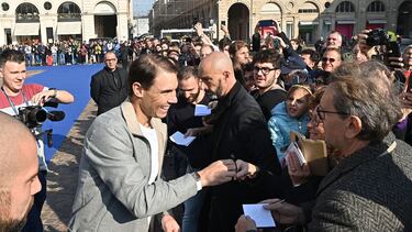 Nadal saluda a los aficionados en Turín.