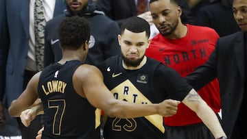 Kyle Lowry y Fred VanVleet se congratulan durante el sexto y definitivo partido entre los Raptors y Wizards.