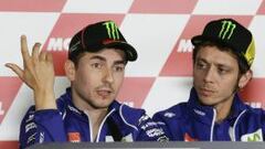 El piloto de MotoGP espa&ntilde;ol Jorge Lorenzo (Movistar Yamaha) y su compa&ntilde;ero de equipo italiano Valentino Rossi.