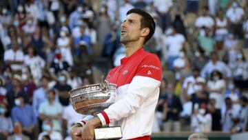 Novak Djokovic sujeta el trofeo de campe&oacute;n de Roland Garros.