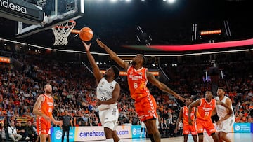 Andrés Feliz entra a canasta en el Roig Arena.