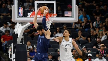 Aldama realiza un mate tras dejar atrás a Victor Wembanyama en el Spurs-Grizzlies.